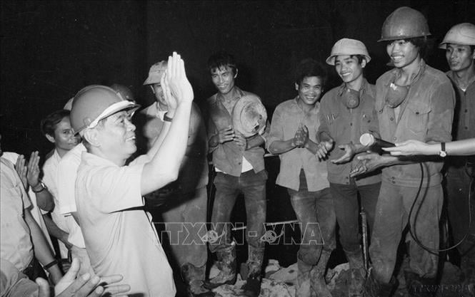 Tổng Bí thư Nguyễn Văn Linh nói chuyện với công nhân xây dựng hầm tổ máy số 1, thủy điện Hòa Bình (3/5/1987).