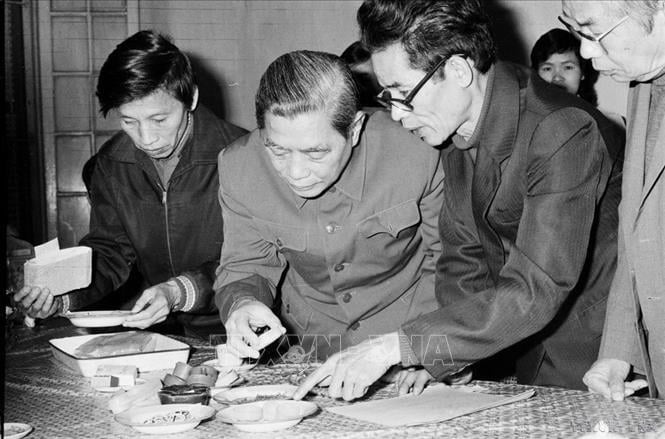 Tổng Bí thư Nguyễn Văn Linh xem các sản phẩm do thương binh Trường Thương binh hỏng mắt (Hà Nội) làm (1987).