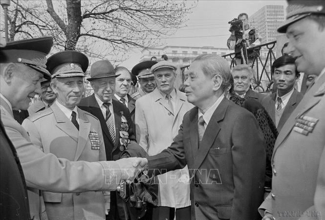 Các cựu chiến binh Liên Xô chào mừng Tổng Bí thư Nguyễn Văn Linh trong chuyến thăm Liên Xô (Moscow, 1991).