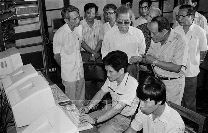Tổng Bí thư Nguyễn Văn Linh thăm phòng vi tính của TTXVN (16/9/1990).