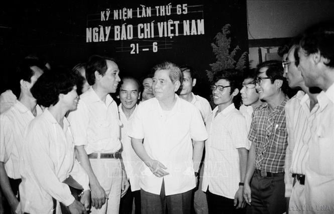 Tổng Bí thư Nguyễn Văn Linh nói chuyện với các nhà báo tại Lễ kỷ niệm 65 năm Ngày Báo chí Cách mạng Việt Nam (21/6/1990).