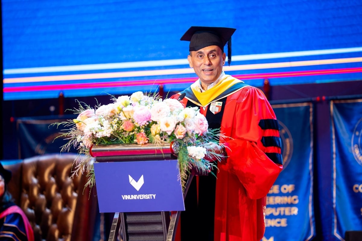 TS. Soumitra Dutta - Hiệu trưởng Trường Kinh doanh Saïd, Đại học Oxford, thành viên Hội đồng Cố vấn VinUni phát biểu truyền cảm hứng cho tân khoa khóa 2. TS. Soumitra Dutta - Hiệu trưởng Trường Kinh doanh Saïd, Đại học Oxford, thành viên Hội đồng Cố vấn VinUni phát biểu truyền cảm hứng cho tân khoa khóa 2.