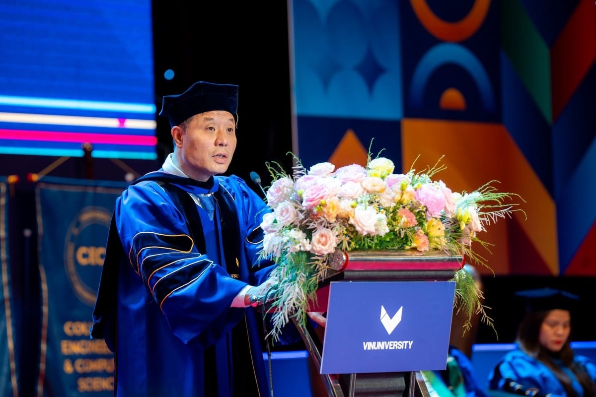 TS. Vũ Hà Văn - Giám đốc Khoa học VinBigData, Giáo sư Toán tại Đại học Yale và thành viên Hội đồng Trường VinUni phát biểu tại buổi Lễ tốt nghiệp. TS. Vũ Hà Văn - Giám đốc Khoa học VinBigData, Giáo sư Toán tại Đại học Yale và thành viên Hội đồng Trường VinUni phát biểu tại buổi Lễ tốt nghiệp.