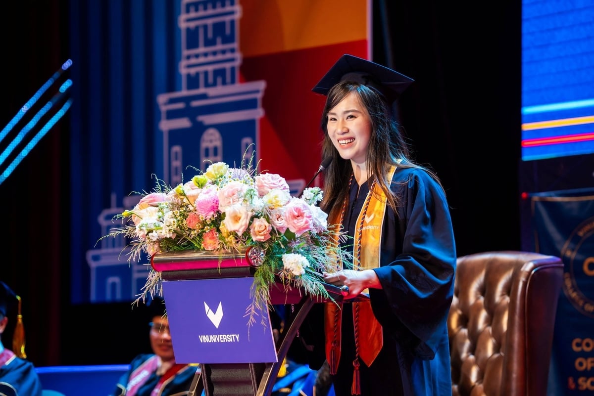 Tân khoa Phan Hữu Hoàng Gia Bảo, Viện Kinh doanh Quản trị đại diện sinh viên khóa 2 phát biểu trong ngày lễ trọng đại. Tân khoa Phan Hữu Hoàng Gia Bảo, Viện Kinh doanh Quản trị đại diện sinh viên khóa 2 phát biểu trong ngày lễ trọng đại.