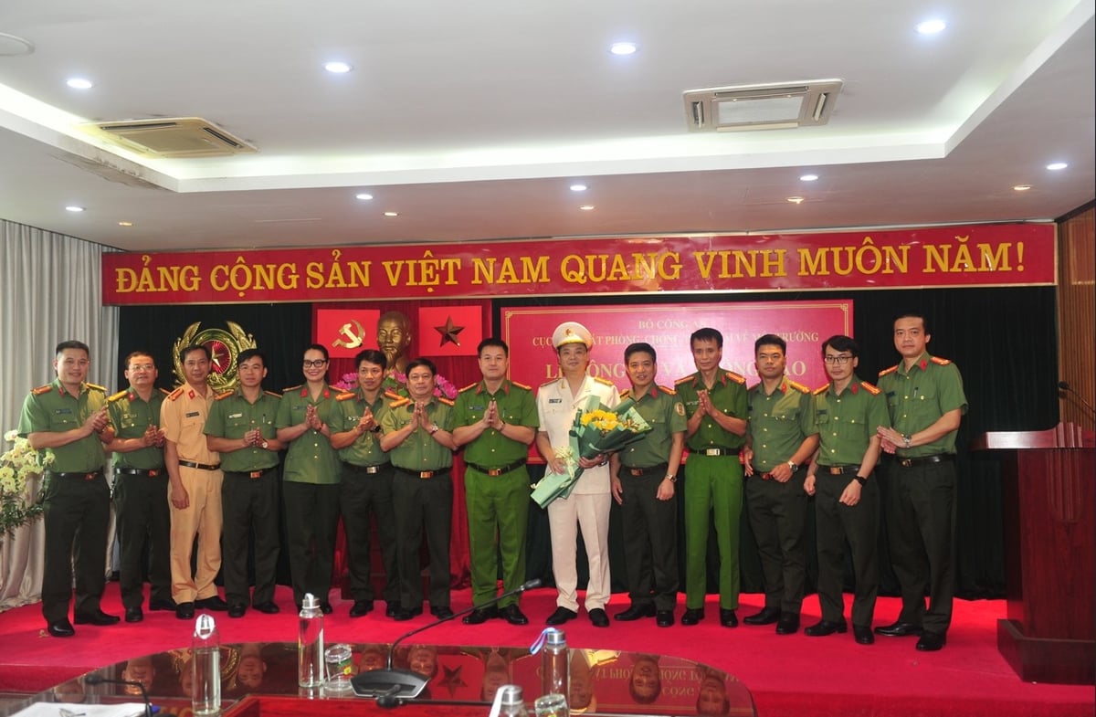 Lãnh đạo Bộ Công an và các đại biểu chúc mừng Đại tá Trần Viết Phương nhận nhiệm vụ mới tại Cục Cảnh sát phòng, chống tội phạm về môi trường. Ảnh: Nguyễn Trường.