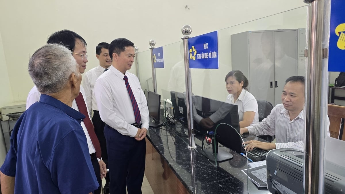 Phó Chủ tịch Thường trực HĐND tỉnh Lạng Sơn Đinh Hữu Học kiểm tra tình hình thực hiện mô hình chính quyền mới tại xã Đồng Đăng sáng 1/7. Ảnh: Hoàng Nghĩa. Phó Chủ tịch Thường trực HĐND tỉnh Lạng Sơn Đinh Hữu Học kiểm tra tình hình thực hiện mô hình chính quyền mới tại xã Đồng Đăng sáng 1/7. Ảnh: Hoàng Nghĩa.