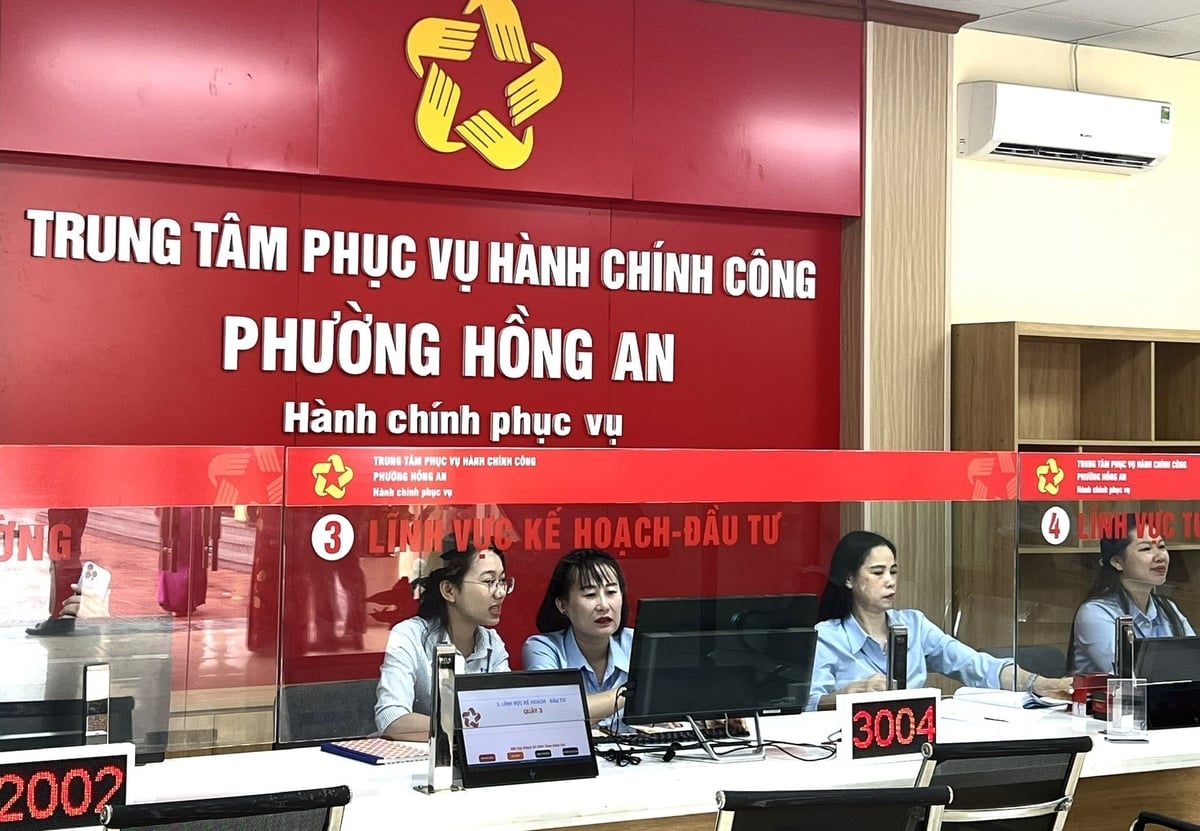 VNPT thường trực hỗ trợ cán bộ tại phường Hồng An – TP. Hải Phòng trong suốt quá trình thực hiện chuyển đổi dữ liệu phục vụ mô hình chính quyền 2 cấp. Ảnh: Hưng Mai.