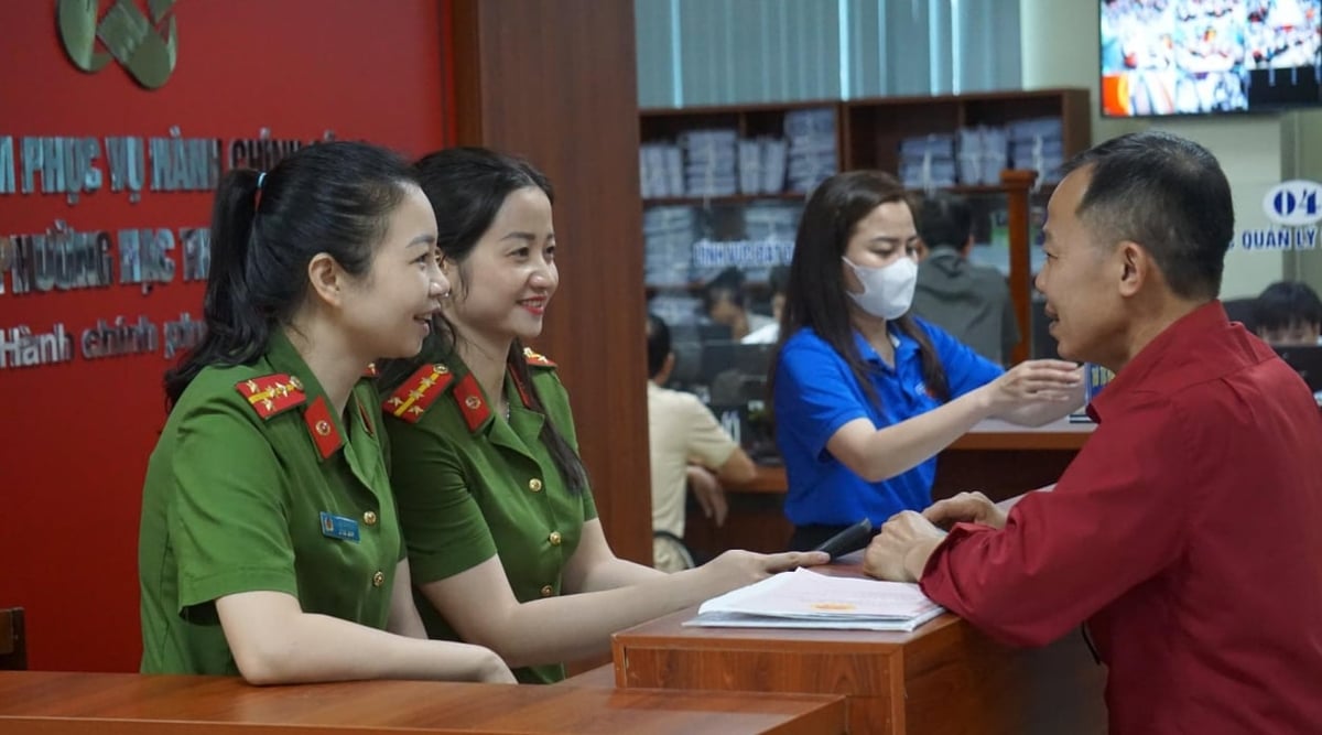 Công an phường Hạc Thành hướng dẫn người dân thực hiện giao dịch. Ảnh: Quốc Toản. Công an phường Hạc Thành hướng dẫn người dân thực hiện giao dịch. Ảnh: Quốc Toản.