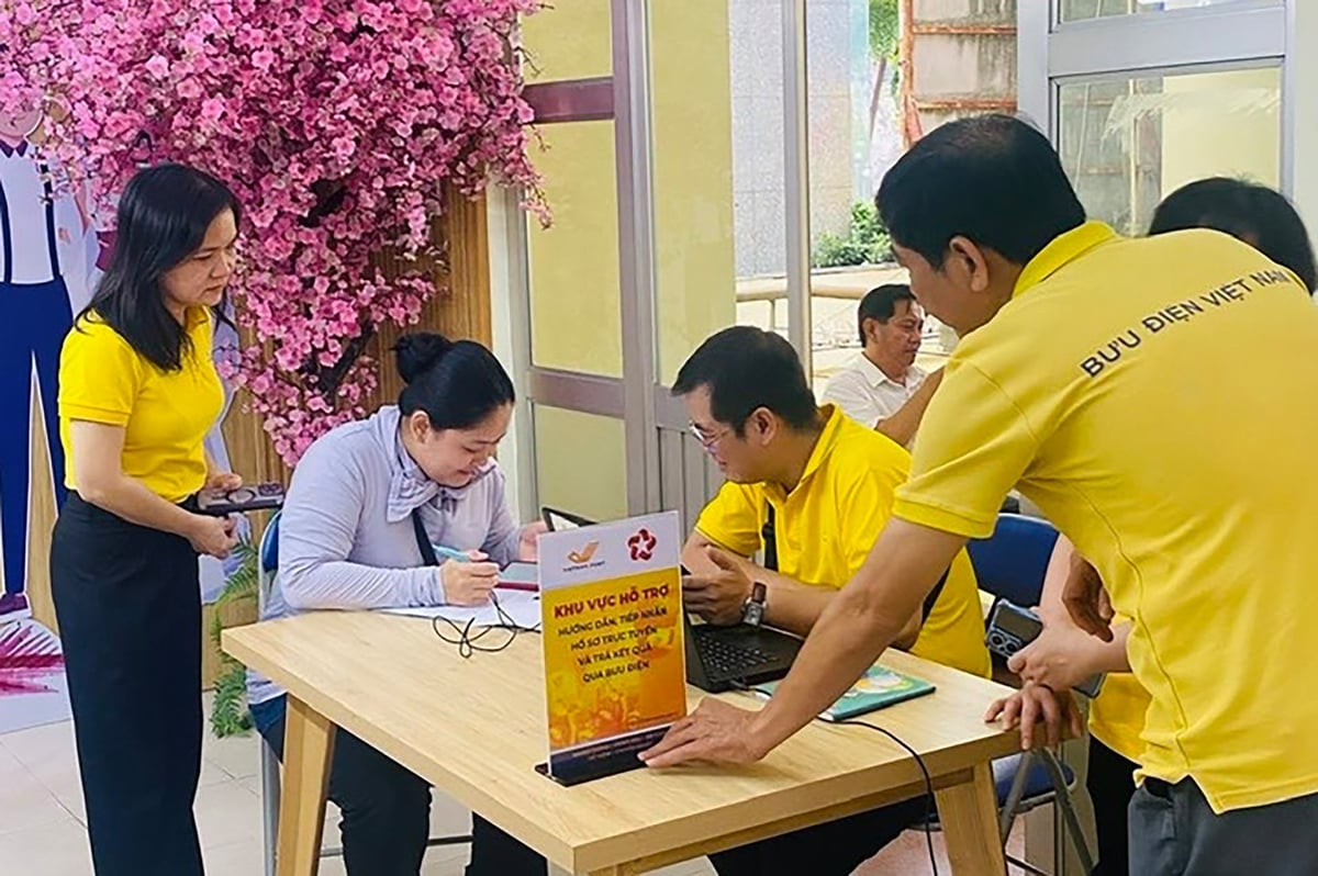 Cán bộ Bưu điện Trung tâm Sài Gòn hỗ trợ người dân nộp hồ sơ qua bưu điện. Ảnh: Anh Hoàng. Cán bộ Bưu điện Trung tâm Sài Gòn hỗ trợ người dân nộp hồ sơ qua bưu điện. Ảnh: Anh Hoàng.
