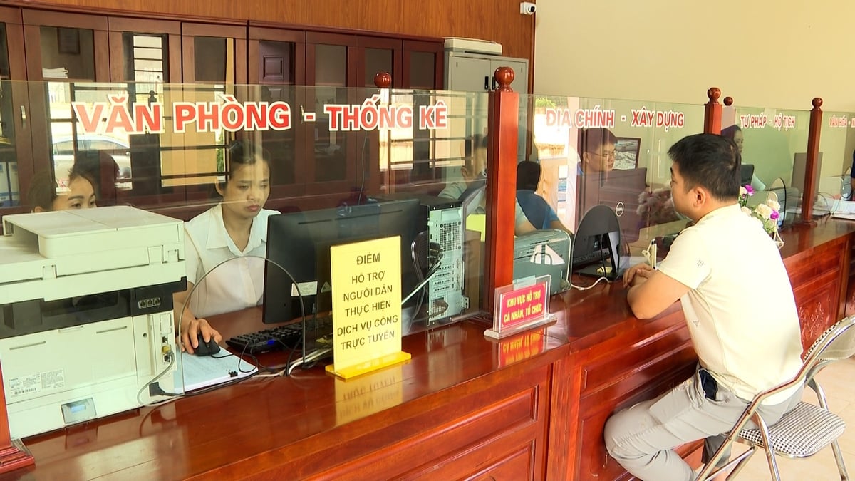 Anh Nguyễn Hoàng Duy đến làm việc tại Trung tâm Phục vụ hành chính công xã Bạch Thông. Ảnh: Ngọc Tú. Anh Nguyễn Hoàng Duy đến làm việc tại Trung tâm Phục vụ hành chính công xã Bạch Thông. Ảnh: Ngọc Tú.