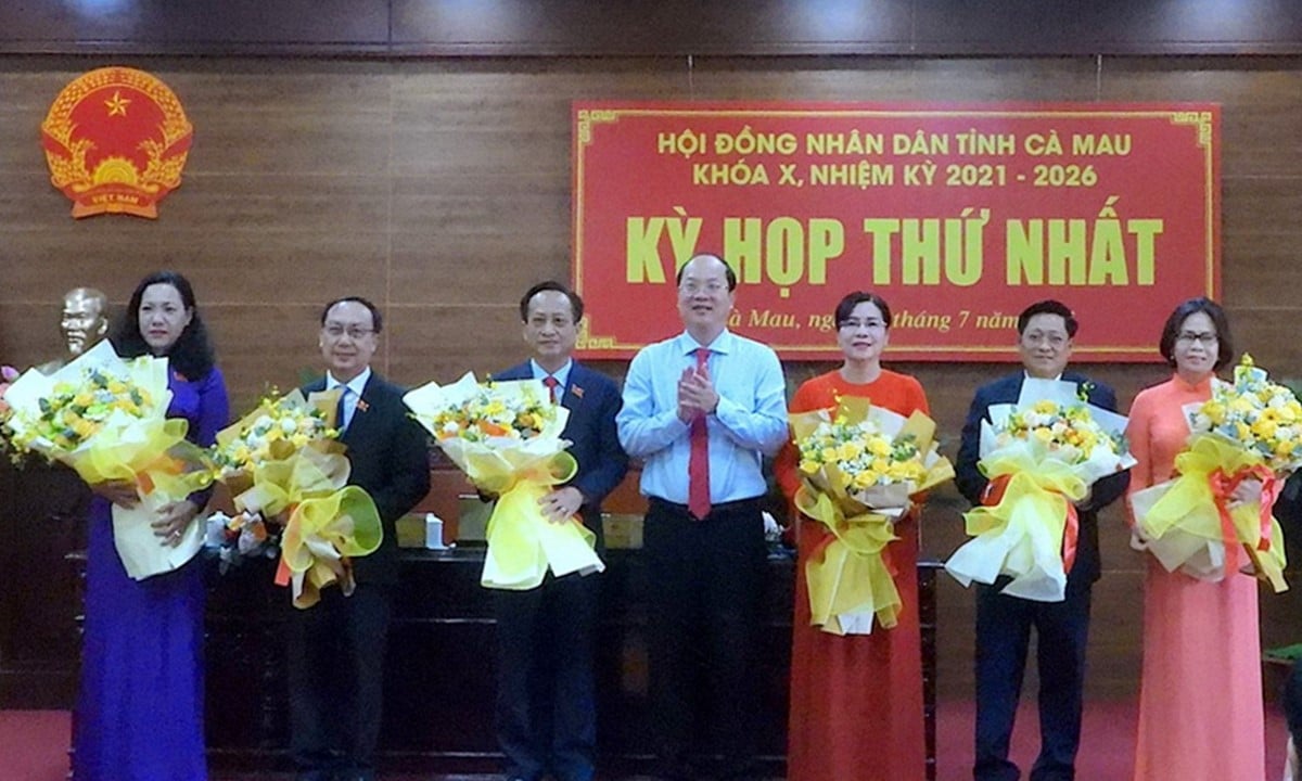 Bí thư Tỉnh ủy Cà Mau Nguyễn Hồ Hải chúc mừng các đồng chí được phân công tại HĐND tỉnh sau hợp nhất. Ảnh: BND. Bí thư Tỉnh ủy Cà Mau Nguyễn Hồ Hải chúc mừng các đồng chí được phân công tại HĐND tỉnh sau hợp nhất. Ảnh: BND.