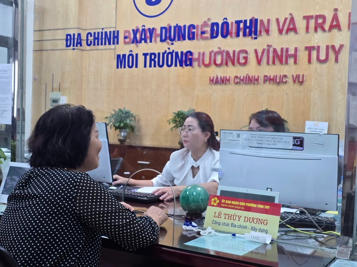Ngay từ sáng sớm, người dân phường Vĩnh Tuy đã xếp hàng chờ làm thủ tục liên quan đến nhà, đất. Ảnh: Diệu Linh. Ngay từ sáng sớm, người dân phường Vĩnh Tuy đã xếp hàng chờ làm thủ tục liên quan đến nhà, đất. Ảnh: Diệu Linh.