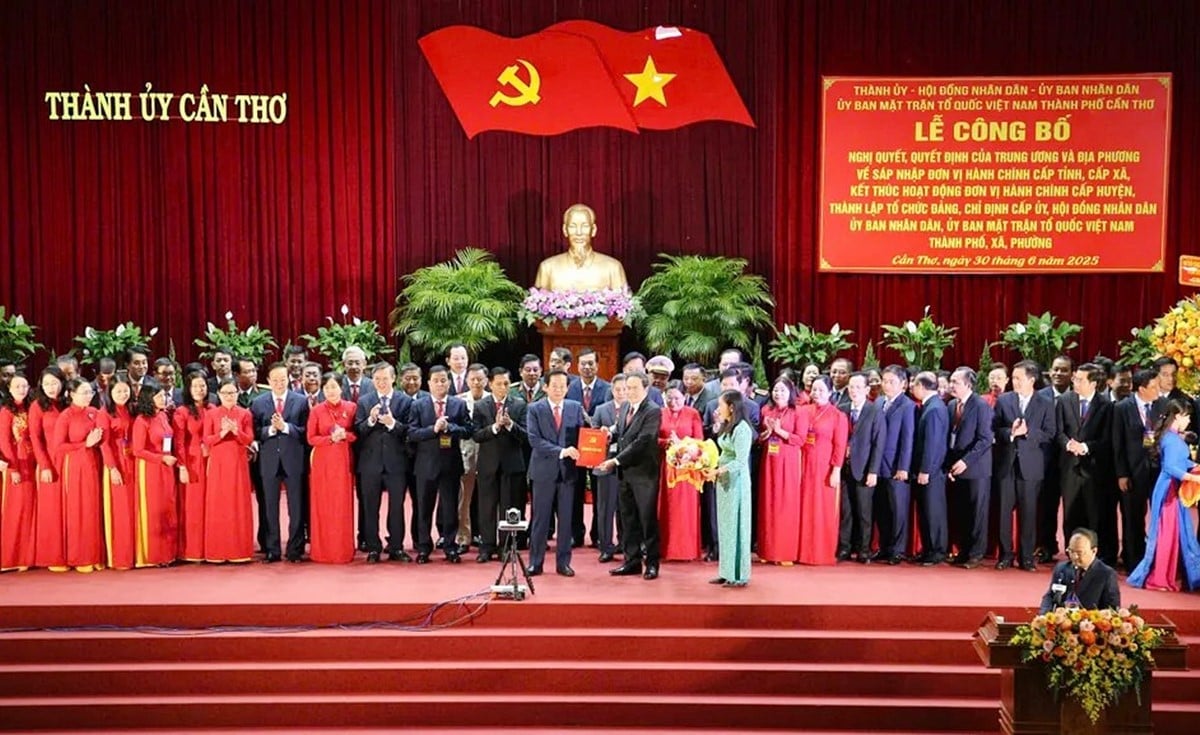 Chủ tịch Quốc hội Trần Thanh Mẫn trao quyết định cho đồng chí Đỗ Thanh Bình - Bí thư Thành uỷ Cần Thơ. Ảnh: Tienphong.