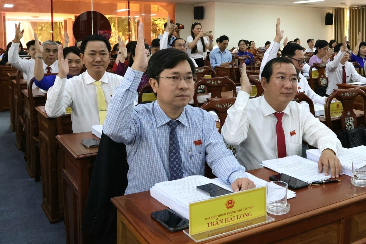 Các đại biểu HĐND biểu quyết một số nội dung tại kỳ họp. Ảnh: Minh Trung.
