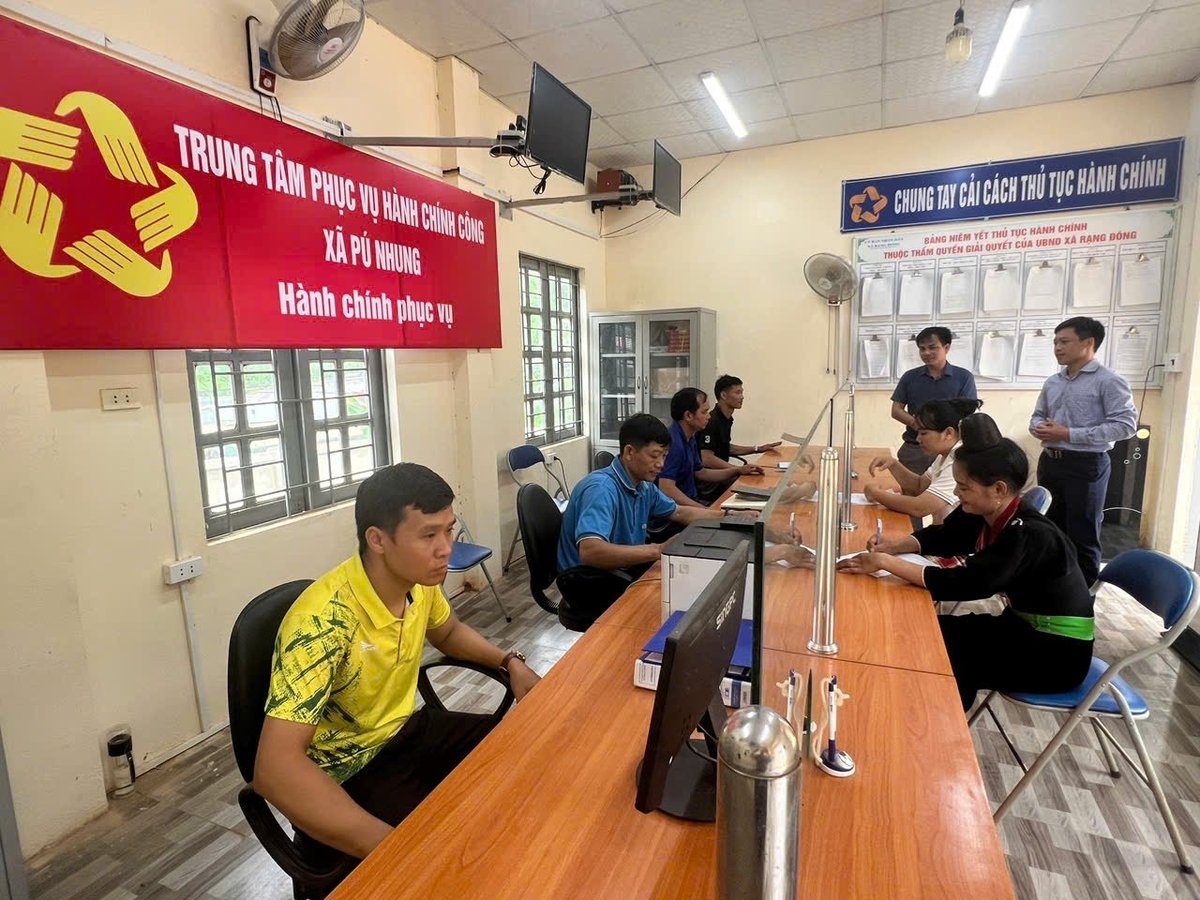 Cán bộ Trung tâm phục vụ hành chính công xã Pú Nhung, hướng dẫn người dân thực hiện thủ tục trong ngày đầu tiên triển khai chính quyền hai cấp. Ảnh: Trần Hương. Cán bộ Trung tâm phục vụ hành chính công xã Pú Nhung, hướng dẫn người dân thực hiện thủ tục trong ngày đầu tiên triển khai chính quyền hai cấp. Ảnh: Trần Hương.