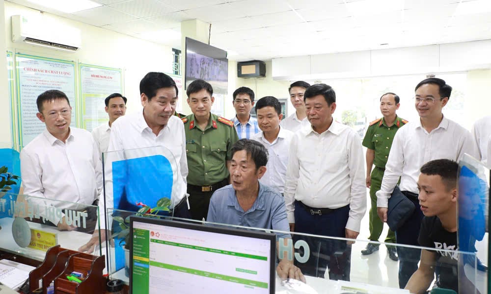 Bí thư Tỉnh ủy Bắc Ninh mới Nguyễn Văn Gấu (thứ 2, hàng thứ nhất từ trái sang) trò chuyện với người dân tại phường Tiền Phong. Ảnh: Phạm Minh.