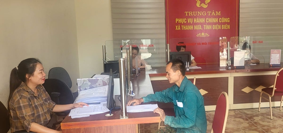 Người dân đến giải quyết thủ tục hành chính trong ngày đầu tiên vận hành chính quyền hai cấp tại trung tâm phục vụ hành chính công xã Thanh Nưa. Ảnh: Trần Hương. Người dân đến giải quyết thủ tục hành chính trong ngày đầu tiên vận hành chính quyền hai cấp tại trung tâm phục vụ hành chính công xã Thanh Nưa. Ảnh: Trần Hương.