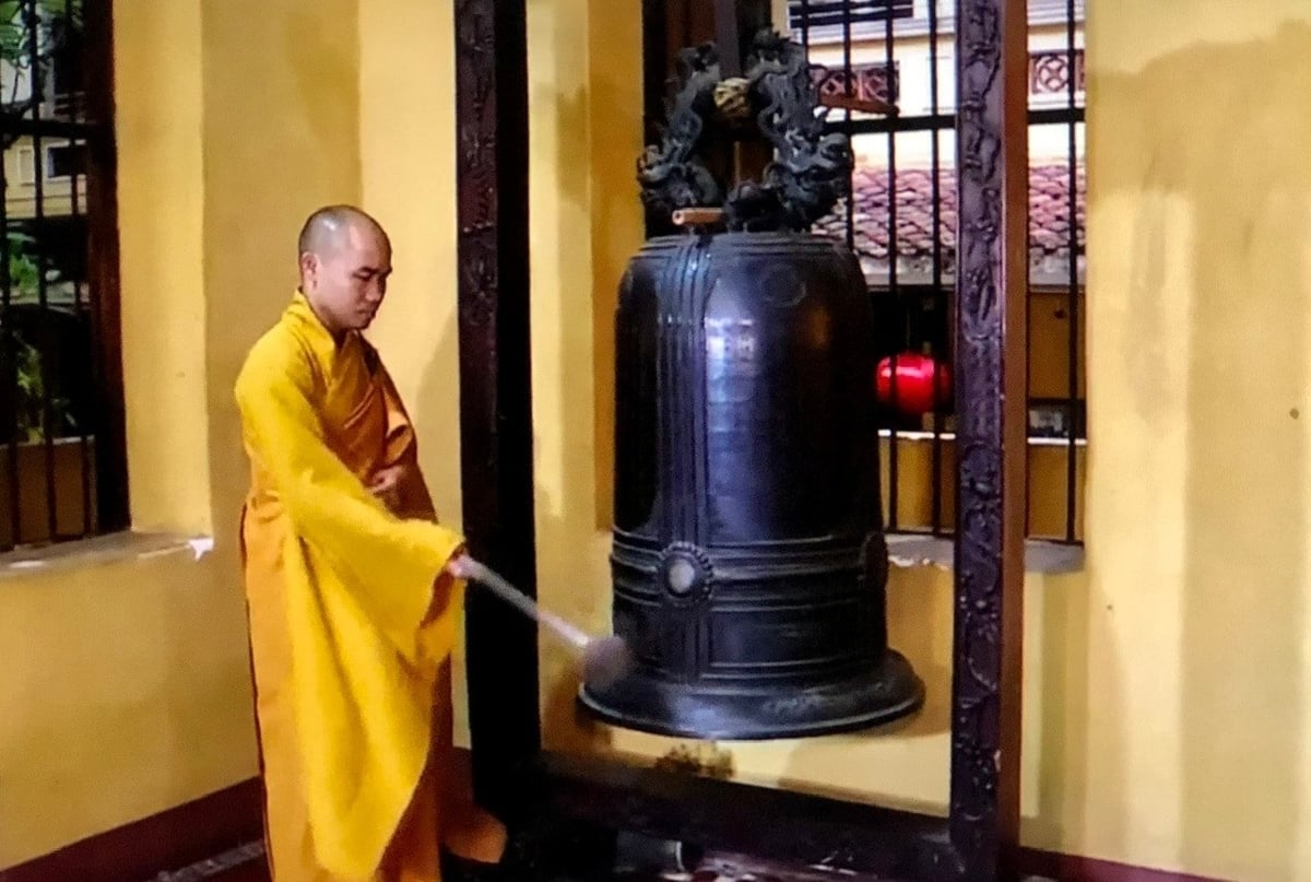 Đúng 6h sáng 1/7/2025, tại chùa Quán Sứ (Hà Nội) đã cử hành ba hồi chuông, trống Bát nhã cầu Quốc thái dân an. Ảnh: Viết Tôn.
