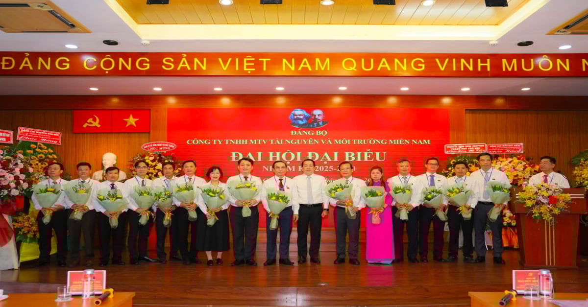 Ông Kiều Ngọc Vũ tặng hoa chúc mừng các nhân sự trong cấp ủy khóa mới. Ảnh: Đức Trung. Ông Kiều Ngọc Vũ tặng hoa chúc mừng các nhân sự trong cấp ủy khóa mới. Ảnh: Đức Trung.