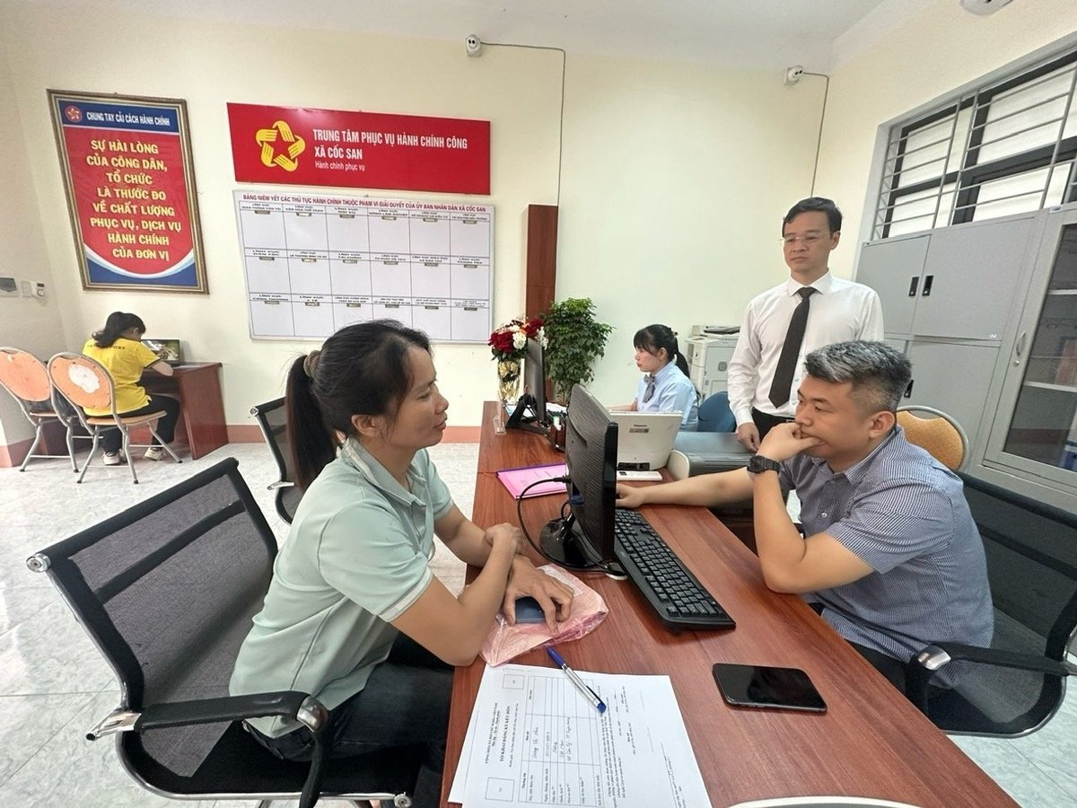 Ông Trần Thái Học, Chủ tịch UBND xã Cốc San cũng có mặt từ rất sớm tại Trung tâm phục vụ hành chính công xã Cốc San để chỉ đạo công việc nhằm bảo đảm mọi hoạt động của chính quyền cơ sở diễn ra thông suốt, ổn định. Ảnh: Bích Hợp. Ông Trần Thái Học, Chủ tịch UBND xã Cốc San cũng có mặt từ rất sớm tại Trung tâm phục vụ hành chính công xã Cốc San để chỉ đạo công việc nhằm bảo đảm mọi hoạt động của chính quyền cơ sở diễn ra thông suốt, ổn định. Ảnh: Bích Hợp.