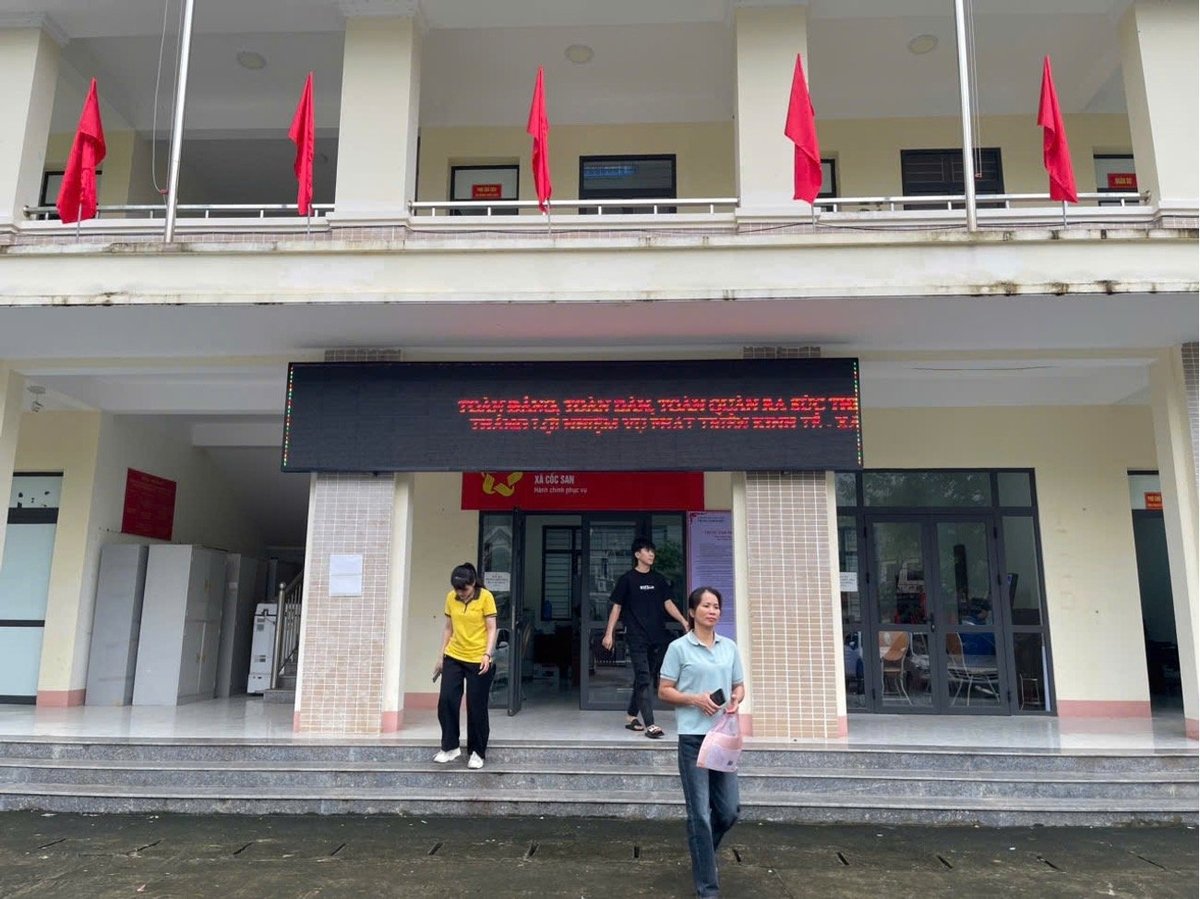 Người dân xã Cốc San (Lào Cai) phấn khởi ra về khi các thủ tục đã được hoàn tất. Ảnh: Bích Hợp. Người dân xã Cốc San (Lào Cai) phấn khởi ra về khi các thủ tục đã được hoàn tất. Ảnh: Bích Hợp.