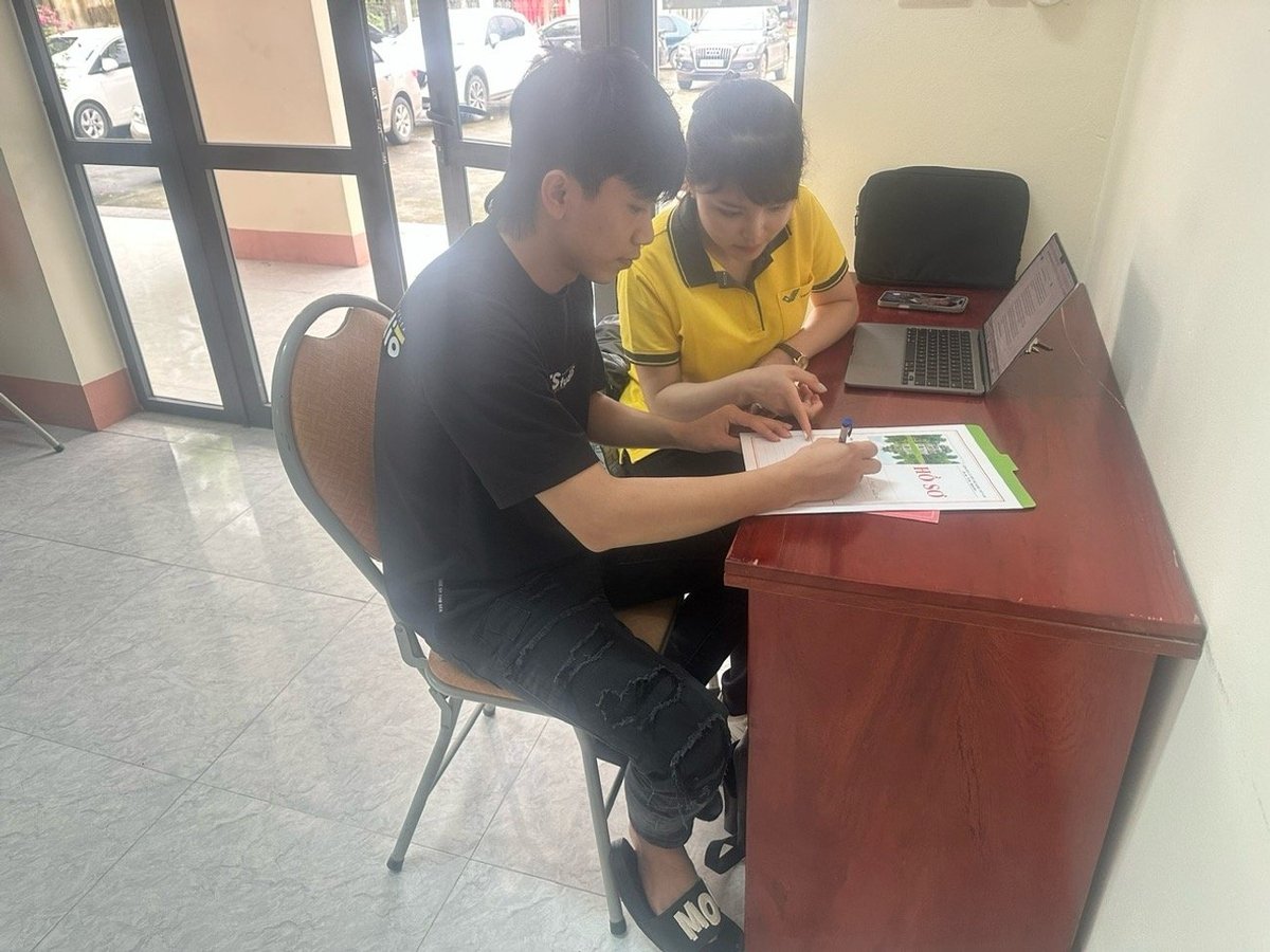 Nhân viên bưu điện tư vấn phục vụ người dân nhận kết quả tại nhà. Ảnh: Bích Hợp. Nhân viên bưu điện tư vấn phục vụ người dân nhận kết quả tại nhà. Ảnh: Bích Hợp.