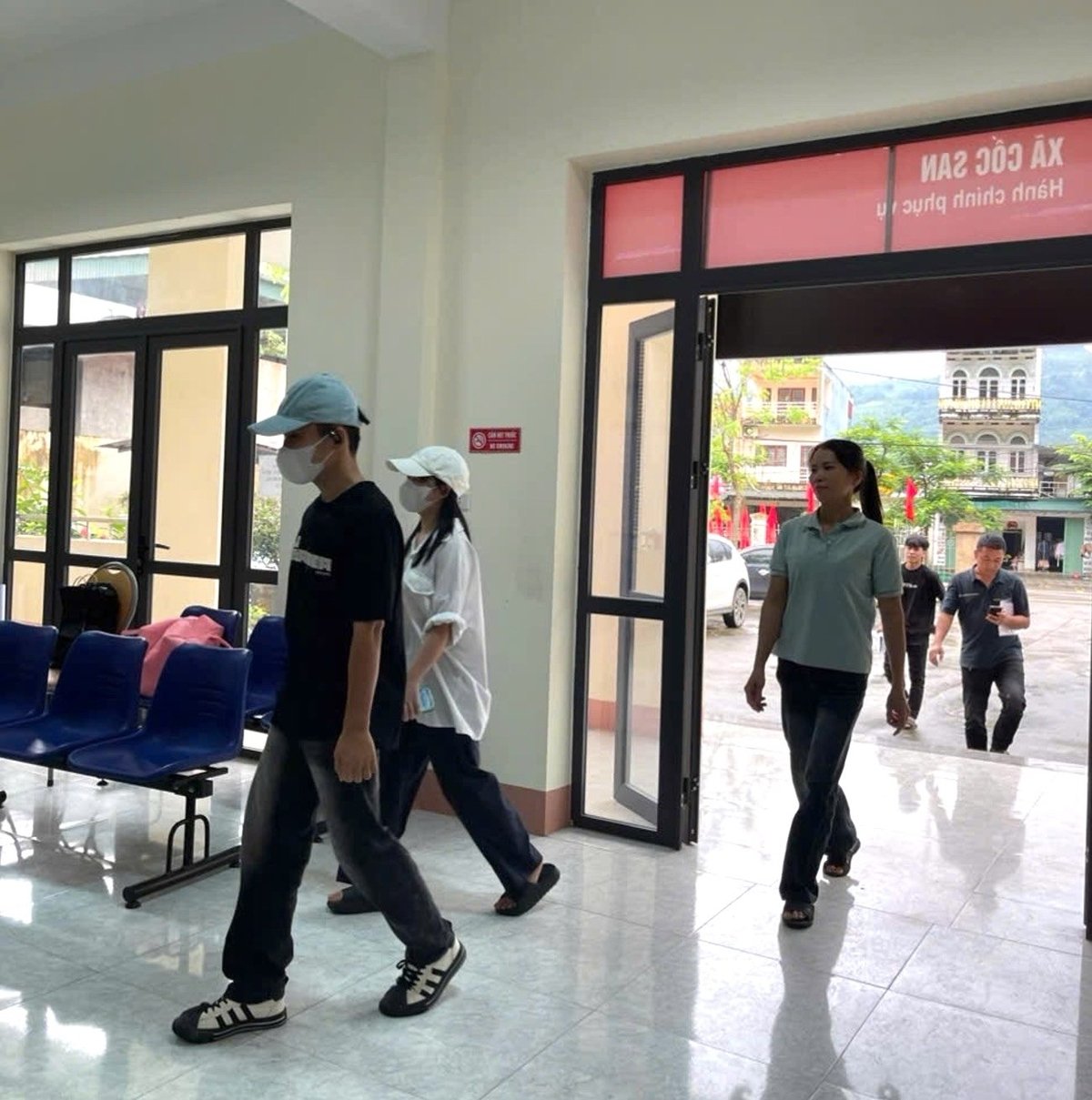 Người dân xã Cốc San đến Trung tâm phục vụ hành chính công tại xã Cốc San để làm các thủ tục về đất đai, môi trường và phát lý... cho gia đình mình. Ảnh: Bích Hợp. Người dân xã Cốc San đến Trung tâm phục vụ hành chính công tại xã Cốc San để làm các thủ tục về đất đai, môi trường và phát lý... cho gia đình mình. Ảnh: Bích Hợp.