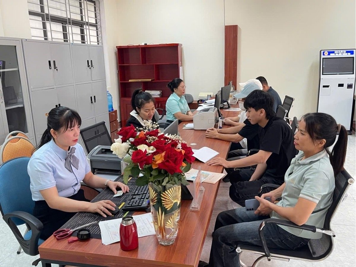 Ngay từ sáng sớm ngày 1/7, đã có rất đông người dân đến Trung tâm phục vụ hành chính công của xã Cốc San ( Lào Cai) để làm các thủ tục hành chính. Ảnh: Bích Hợp. Ngay từ sáng sớm ngày 1/7, đã có rất đông người dân đến Trung tâm phục vụ hành chính công của xã Cốc San ( Lào Cai) để làm các thủ tục hành chính. Ảnh: Bích Hợp.