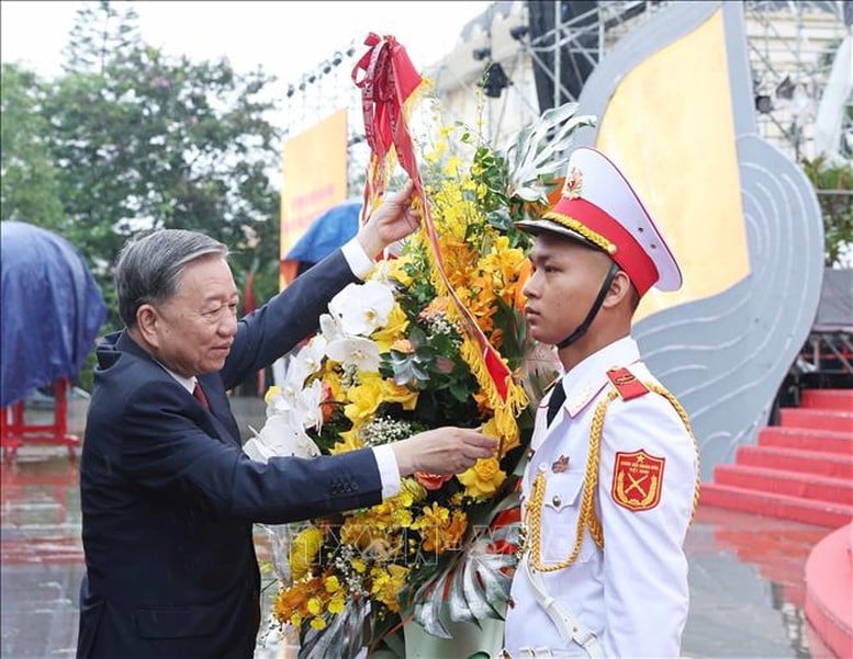 Tổng Bí thư Tô Lâm dâng hoa tại tượng đài Tổng Bí thư Nguyễn Văn Linh, tỉnh Hưng Yên. Ảnh: TTXVN.