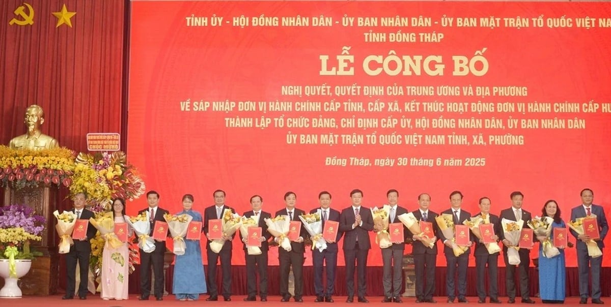 Ông Lê Quốc Phong, Bí thư Tỉnh ủy Đồng Tháp trao quyết định thành lập Đảng ủy các xã. Ảnh: Minh Đảm.