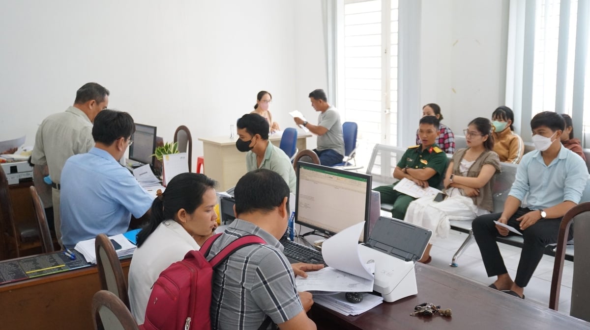 Ngay từ sáng sớm, hàng chục người dân tại phường Tân Ninh đã có mặt để giải quyết các thủ tục hành chính. Ảnh: Trần Trung. Ngay từ sáng sớm, hàng chục người dân tại phường Tân Ninh đã có mặt để giải quyết các thủ tục hành chính. Ảnh: Trần Trung.