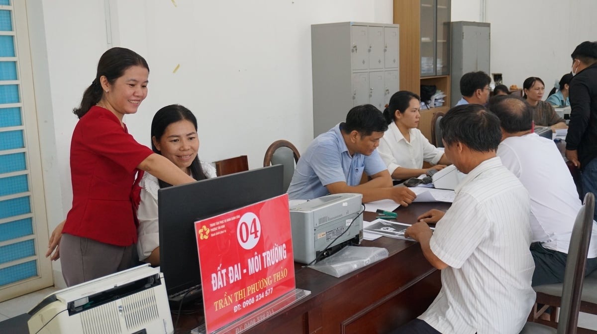 Bà Nguyễn Thị Thiên Hương, Phó Chủ tịch UBND phường Tân Ninh (áo đỏ) cùng cán bộ Trung tâm Hành chính công tận tình hỗ trợ người dân. Ảnh: Trần Trung. Bà Nguyễn Thị Thiên Hương, Phó Chủ tịch UBND phường Tân Ninh (áo đỏ) cùng cán bộ Trung tâm Hành chính công tận tình hỗ trợ người dân. Ảnh: Trần Trung.