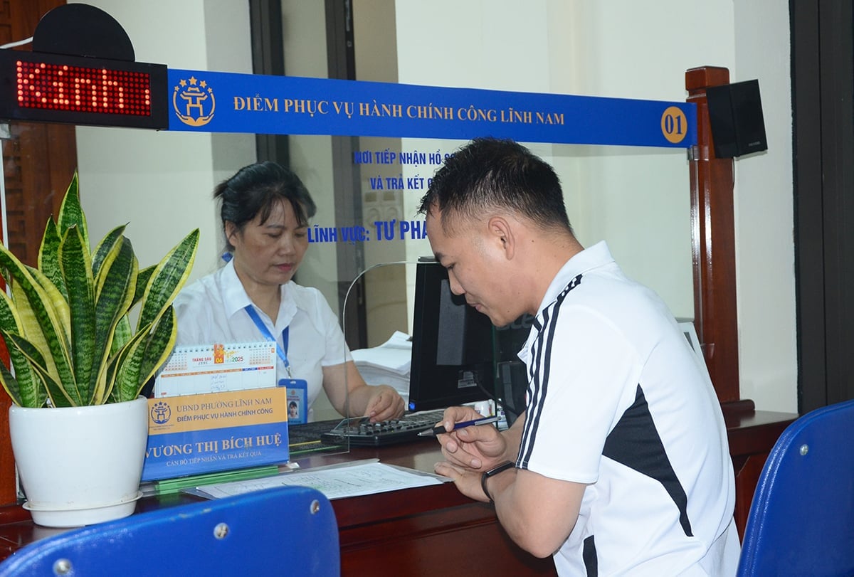 Người dân đến làm việc tại UBND phường Lĩnh Nam. Ảnh: Xuân Hà.