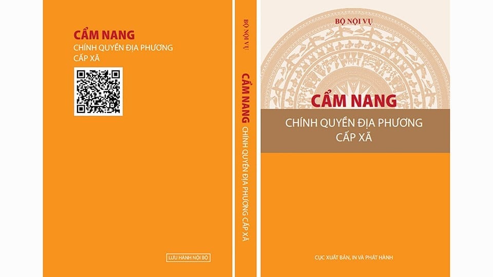 'Cẩm nang tổ chức và hoạt động của chính quyền địa phương cấp xã' được Bộ Nội vụ biên soạn (theo bản giấy và bản điện tử). Ảnh: Minh Hoàng.