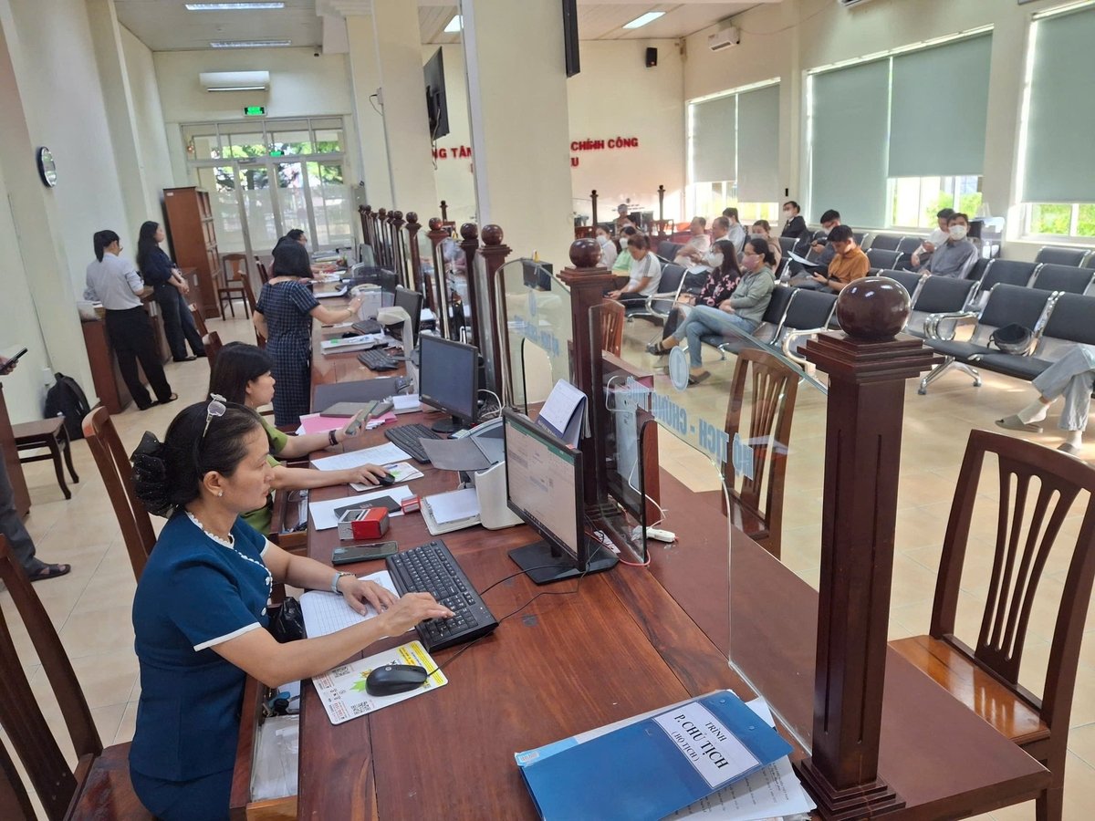 Ngày đầu tiên vận hành bộ máy mới tại phường Ninh Kiều, khá đông người dân đến liên hệ giải quyết thủ tục hành chính tại Trung tâm phục vụ hành chính công. Ảnh: Kim Anh.