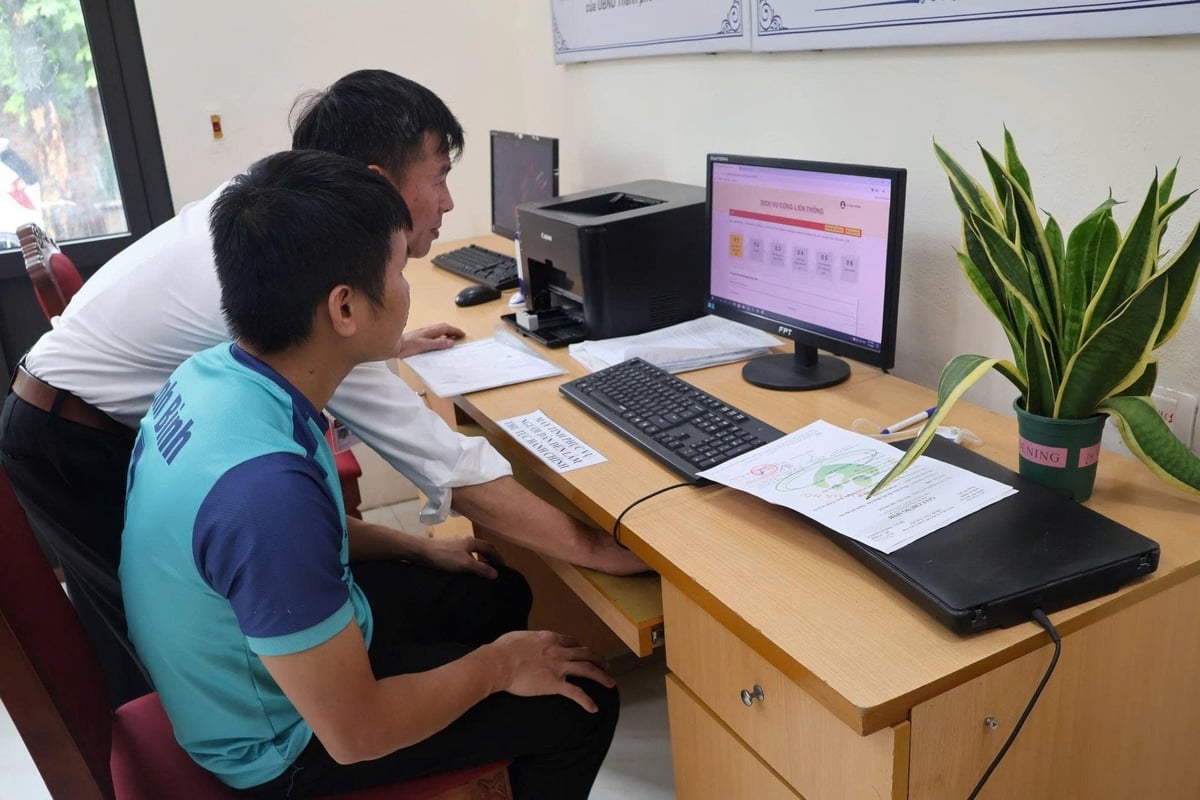 Cán bộ tại Trung tâm hành chính xã Vĩnh Thanh hướng dẫn anh Nguyễn Đình Bình, người dân thôn Hải Bối làm thủ tục khai sinh cho con. Ảnh: Trung Nguyên. Cán bộ tại Trung tâm hành chính xã Vĩnh Thanh hướng dẫn anh Nguyễn Đình Bình, người dân thôn Hải Bối làm thủ tục khai sinh cho con. Ảnh: Trung Nguyên.