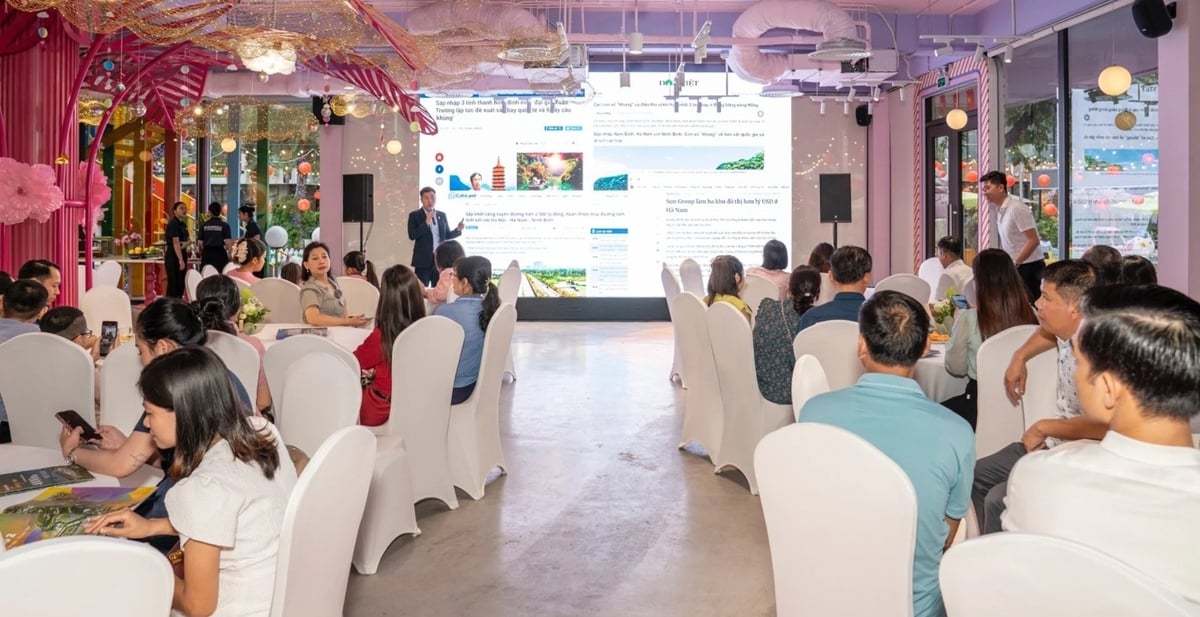 Đại diện chủ đầu tư tập đoàn Flamingo Holdings chia sẻ với hàng trăm khách tham dự sự kiện về cơ hội đầu tư tại Flamingo Golden Hill. Ảnh: CĐT.