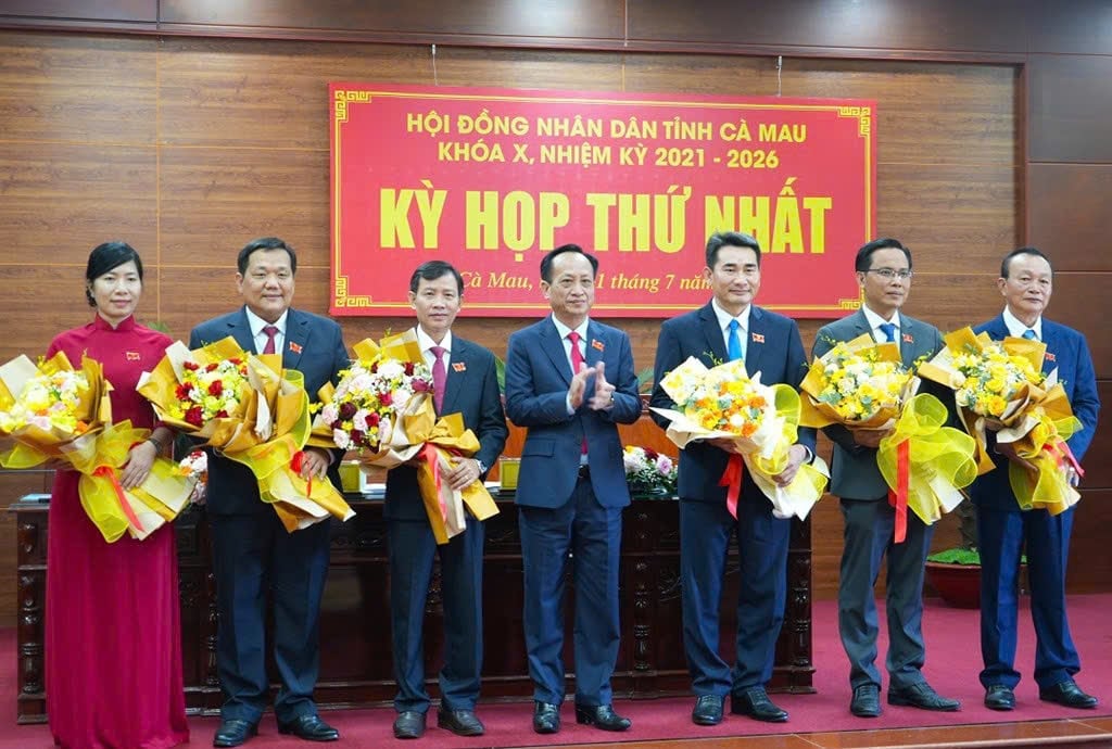 Phó Bí thư Tỉnh ủy, Chủ tịch HĐND tỉnh Cà Mau Phạm Văn Thiều (giữa) tặng hoa chúc mừng các Phó Ban HĐND. Ảnh: Trọng Linh. Phó Bí thư Tỉnh ủy, Chủ tịch HĐND tỉnh Cà Mau Phạm Văn Thiều (giữa) tặng hoa chúc mừng các Phó Ban HĐND. Ảnh: Trọng Linh.