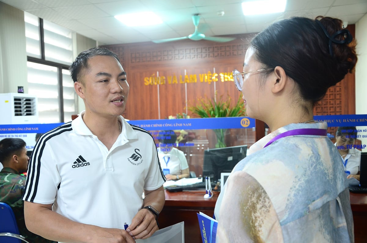 Anh Ngô Đức Hòa - Tổ 21 phường Lĩnh Nam chia sẻ với phóng viên. Ảnh: Xuân Hà.
