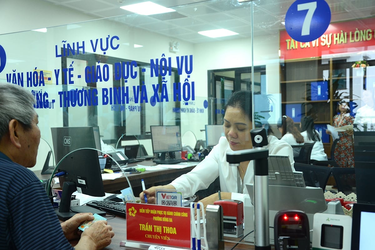Người dân đến làm việc tại UBND phường Đống Đa. Ảnh: Xuân Hà.