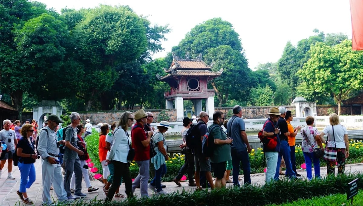 Khách du lịch quốc tế tham quan Văn Miếu. Ảnh: Phạm Hùng.