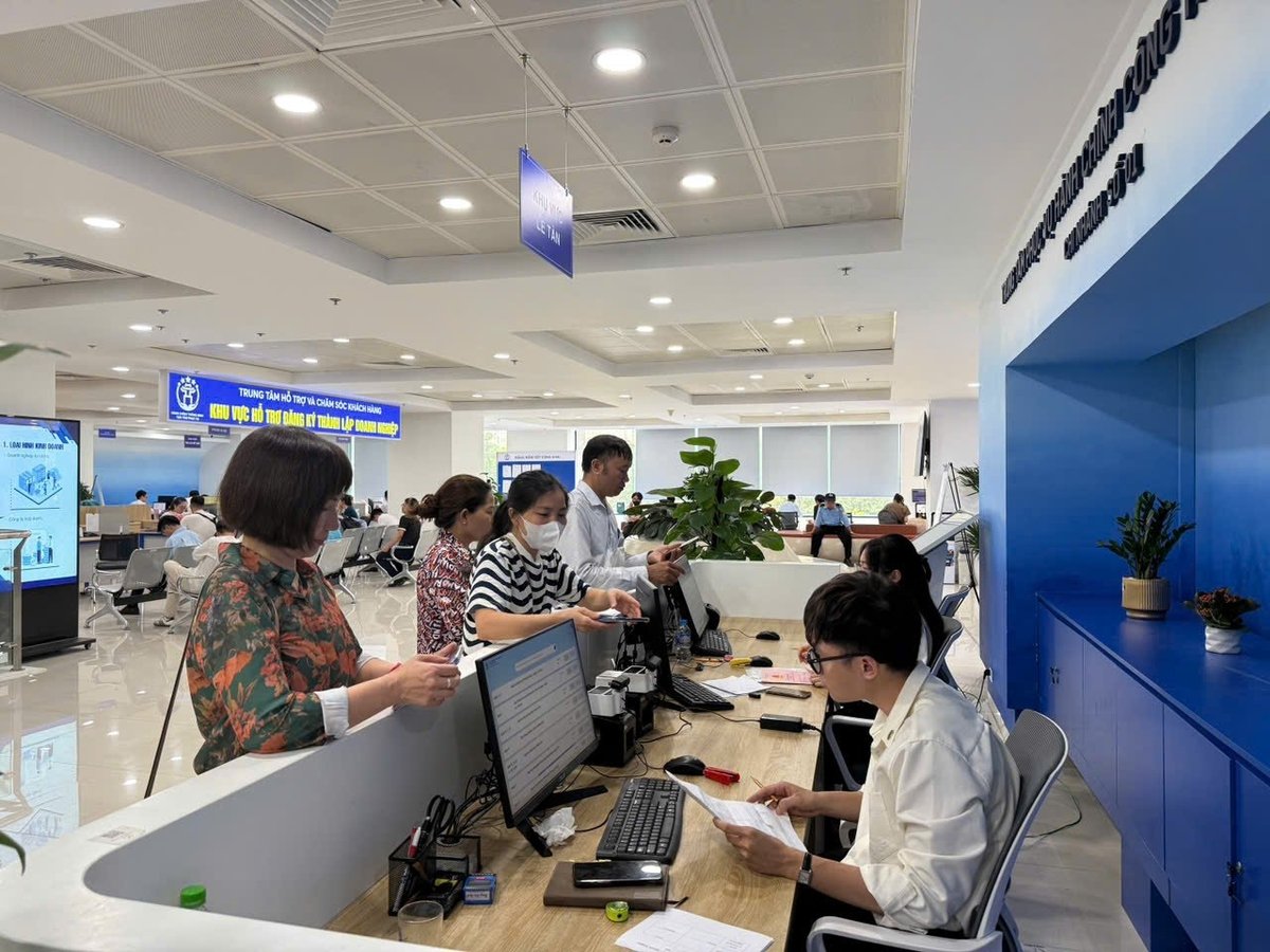 Trong sáng 1/7, nhiều người dân đến Trung tâm Phục vụ hành chính công Hà Nội. Ảnh: Trung tâm hành chính công.