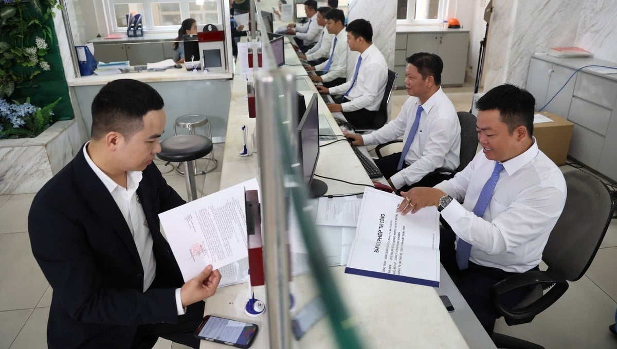 Cán bộ trung tâm hành chính công hướng dẫn người dân thực hiện thủ tục tại phường Bàn Cờ trong ngày đầu TP.HCM mới chính thức vận hành mô hình chính quyền hai cấp. Ảnh: Hà Linh Cán bộ trung tâm hành chính công hướng dẫn người dân thực hiện thủ tục tại phường Bàn Cờ trong ngày đầu TP.HCM mới chính thức vận hành mô hình chính quyền hai cấp. Ảnh: Hà Linh