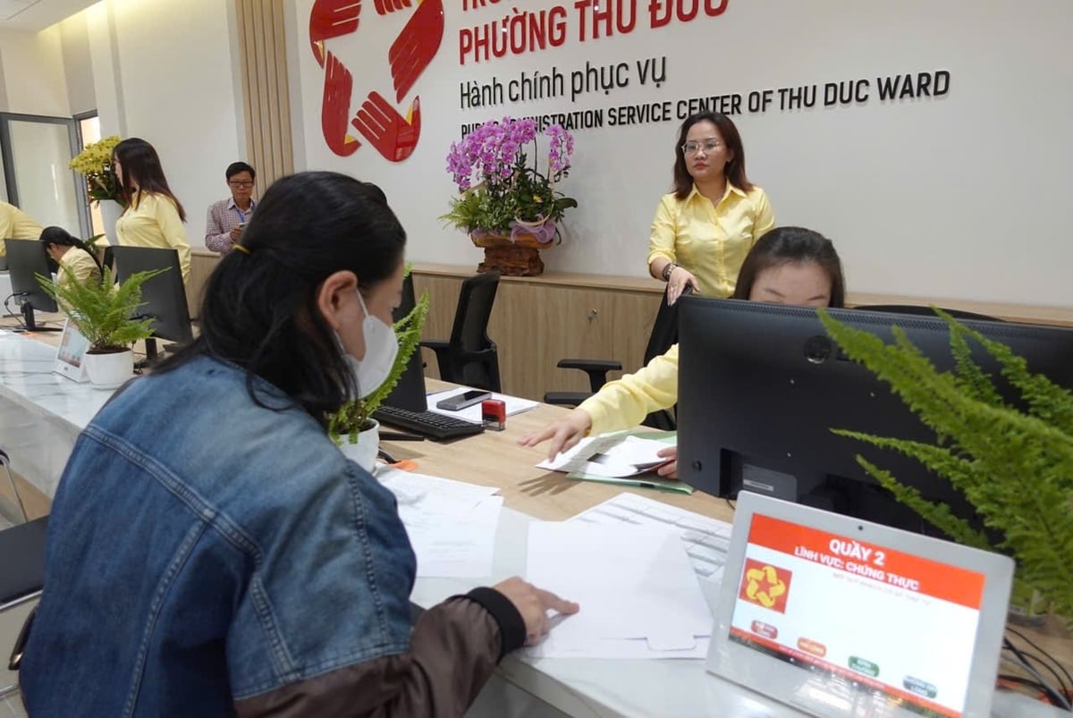Cán bộ tại trung tâm hành chính công phường Thủ Đức hỗ trợ người dân làm thủ tục chứng thực trong ngày đầu triển khai mô hình chính quyền mới. Ảnh: Hà Linh. Cán bộ tại trung tâm hành chính công phường Thủ Đức hỗ trợ người dân làm thủ tục chứng thực trong ngày đầu triển khai mô hình chính quyền mới. Ảnh: Hà Linh.