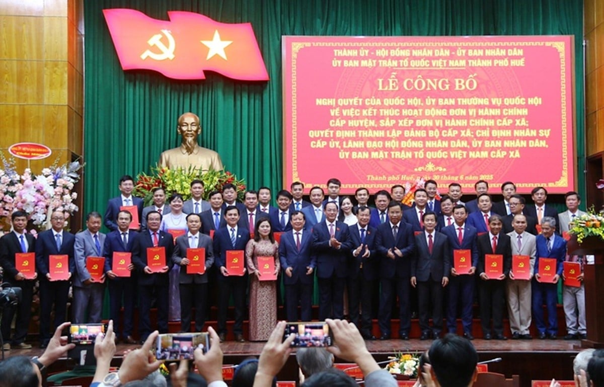 Bí thư Thành ủy TP Huế Lê Trường Lưu trao quyết định cho các bí thư xã, phường mới. Ảnh: Tuoitre. Bí thư Thành ủy TP Huế Lê Trường Lưu trao quyết định cho các bí thư xã, phường mới. Ảnh: Tuoitre.