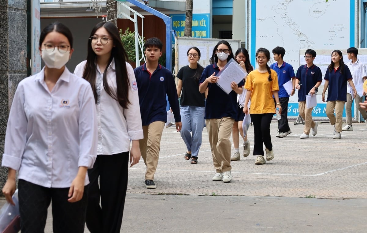 Kỳ thi tốt nghiệp THPT năm 2025 là kỳ thi đầu tiên có gần 1,2 triệu thí sinh theo chương trình giáo dục phổ thông mới. Ảnh: Hoàng Hiền.