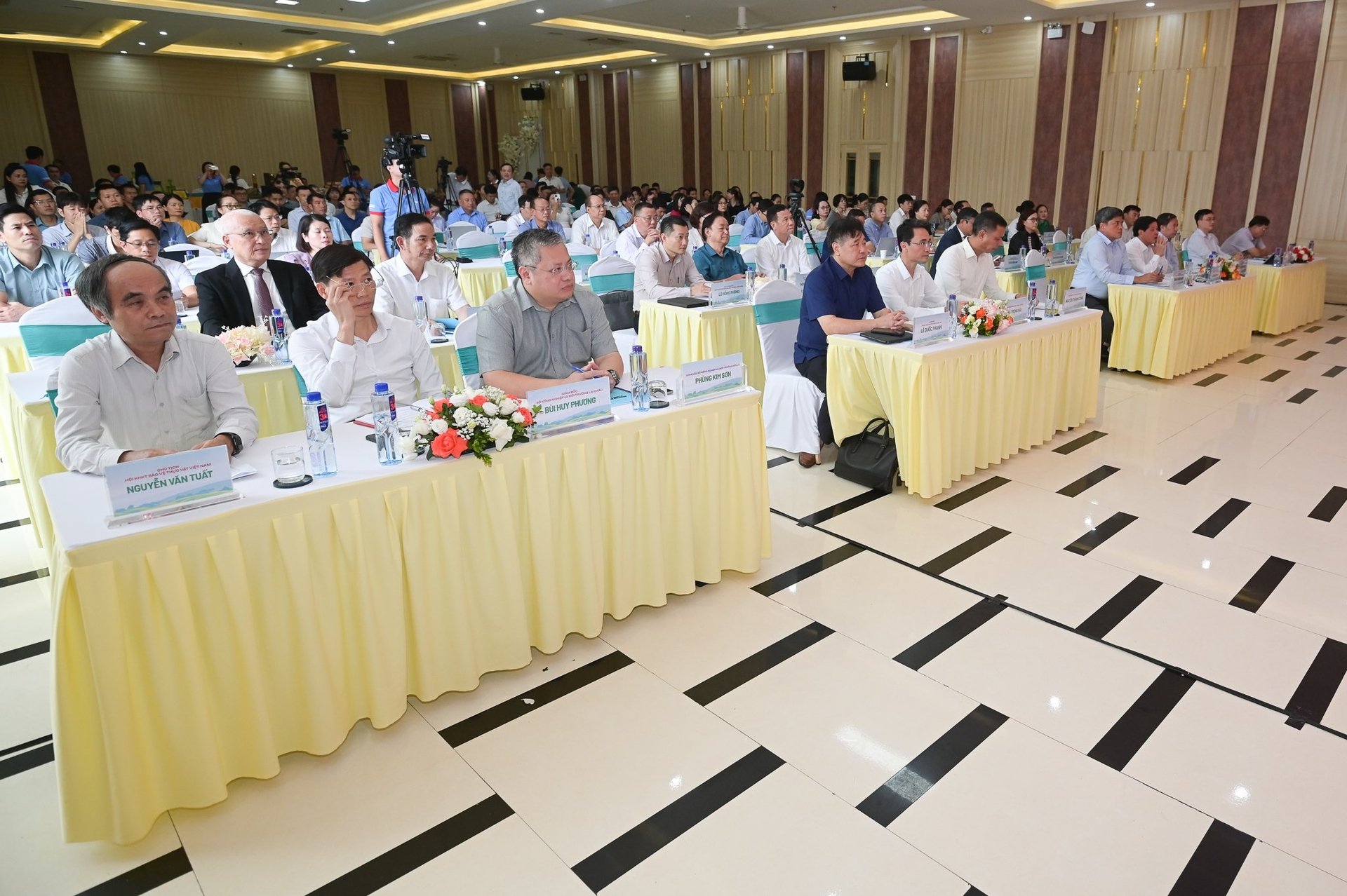 Rất đông đại biểu, phóng viên các cơ quan báo chí có mặt tại đầu cầu trực tiếp - Khách sạn Hoa Ban Trắng, phường Tô Hiệu, tỉnh Sơn La. Rất đông đại biểu, phóng viên các cơ quan báo chí có mặt tại đầu cầu trực tiếp - Khách sạn Hoa Ban Trắng, phường Tô Hiệu, tỉnh Sơn La.