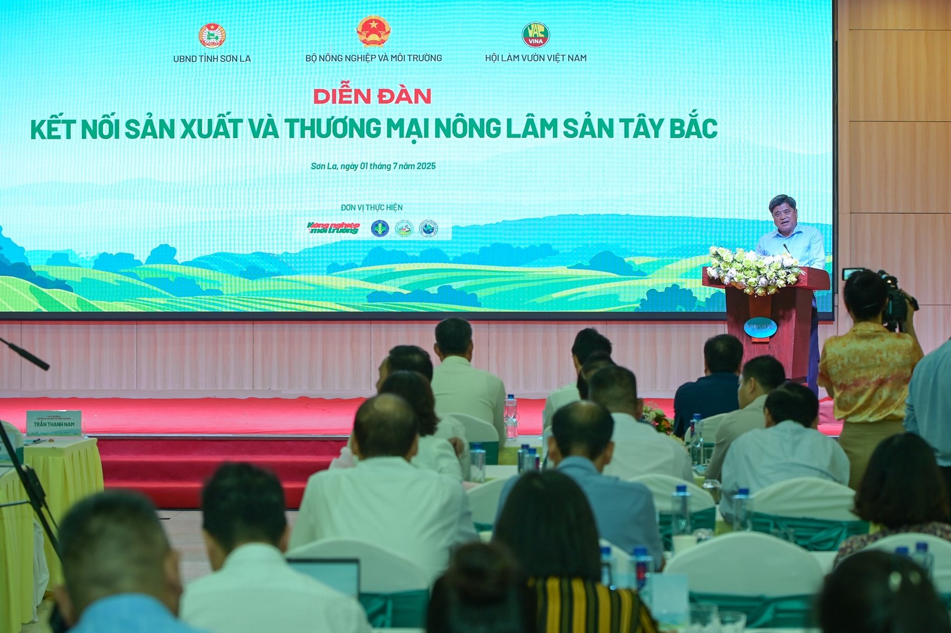 Thứ trưởng Bộ Nông nghiệp và Môi trường Trần Thanh Nam phát biểu kết thúc Diễn đàn. Thứ trưởng Bộ Nông nghiệp và Môi trường Trần Thanh Nam phát biểu kết thúc Diễn đàn.