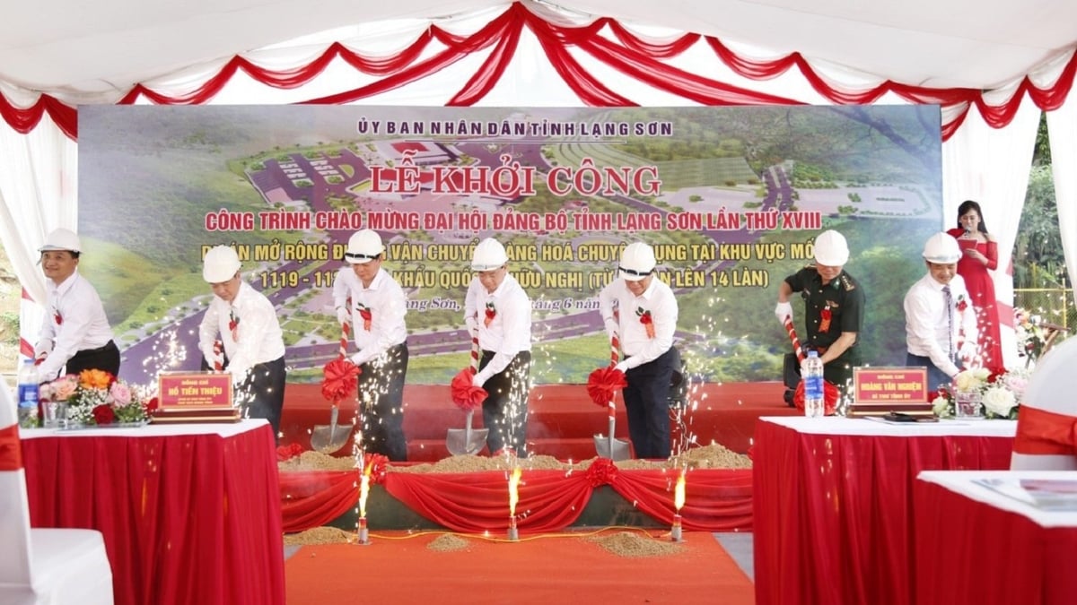 Các đại biểu thực hiện nghi thức khởi công dự án mở rộng đường vận chuyển hàng hoá chuyên dụng khu vực mốc 1119 - 1120 cửa khẩu Quốc tế Hữu Nghị. Ảnh: GK. Các đại biểu thực hiện nghi thức khởi công dự án mở rộng đường vận chuyển hàng hoá chuyên dụng khu vực mốc 1119 - 1120 cửa khẩu Quốc tế Hữu Nghị. Ảnh: GK.