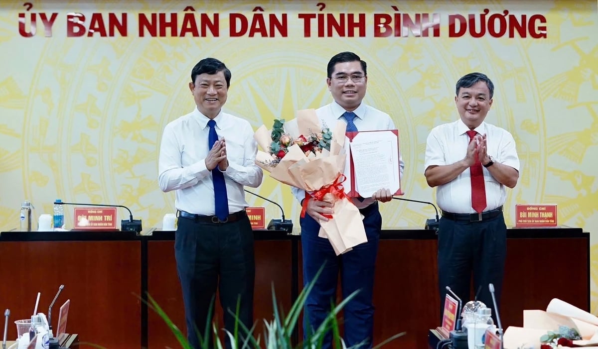 Ông Phan Tấn Đạt - Chủ tịch HĐQT KSB (người giữa) nhận Quyết định chấp thuận chủ trương đầu tư từ lãnh đạo địa phương. Ảnh: KSB.